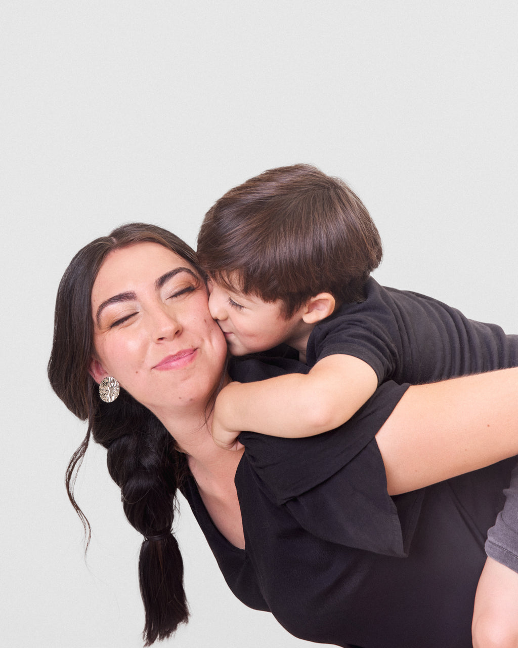 Sesión fotográfica mamá e hija/o, en estudio fotográfico