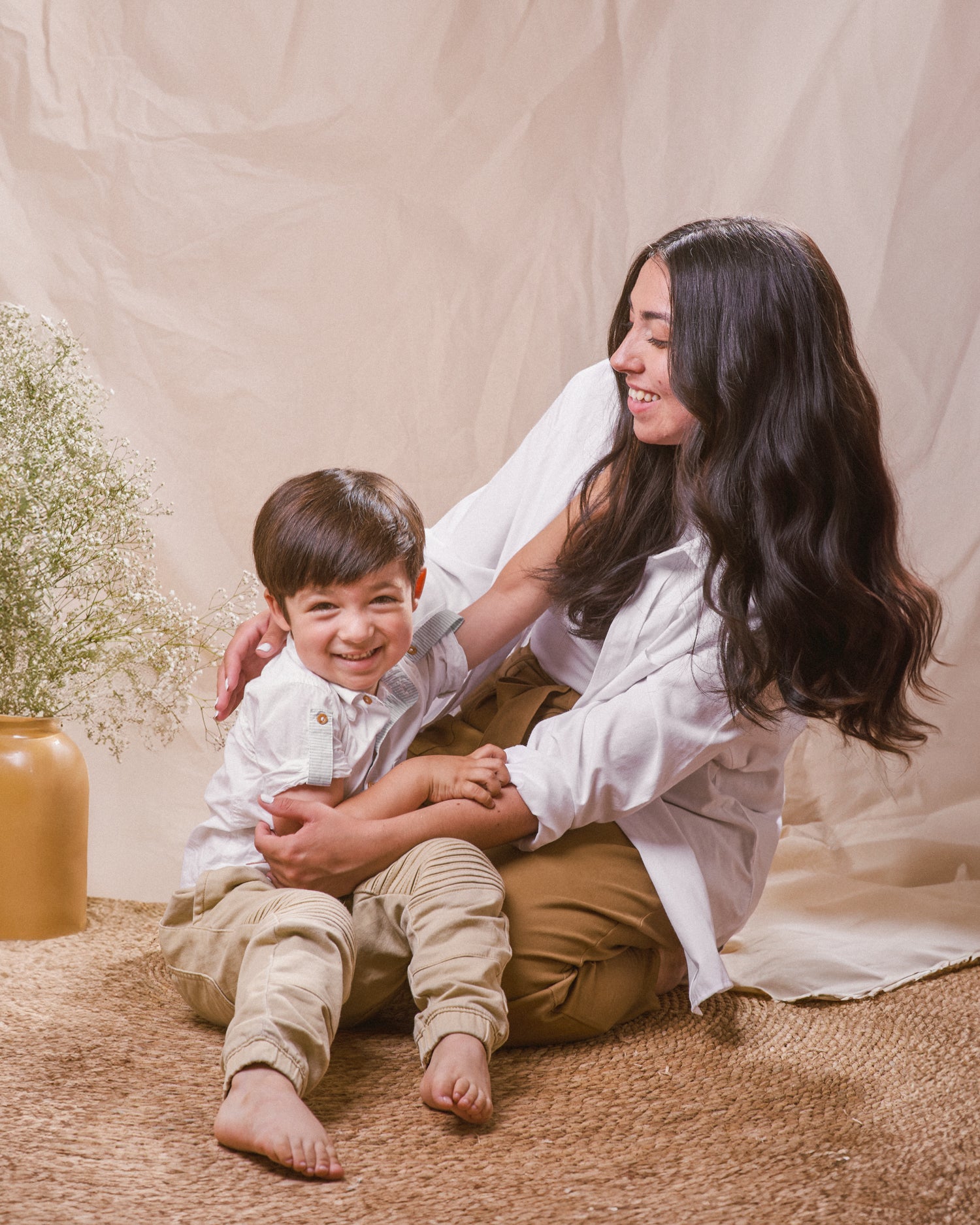 Sesión fotográfica mamá e hija/o, en estudio fotográfico