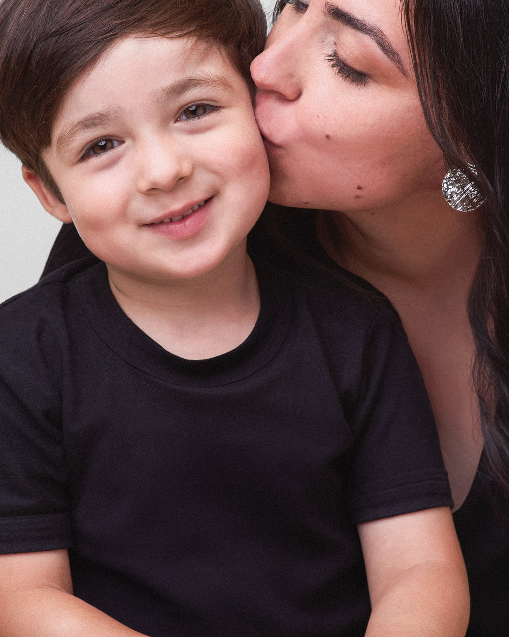 Sesión fotográfica mamá e hija/o, en estudio fotográfico