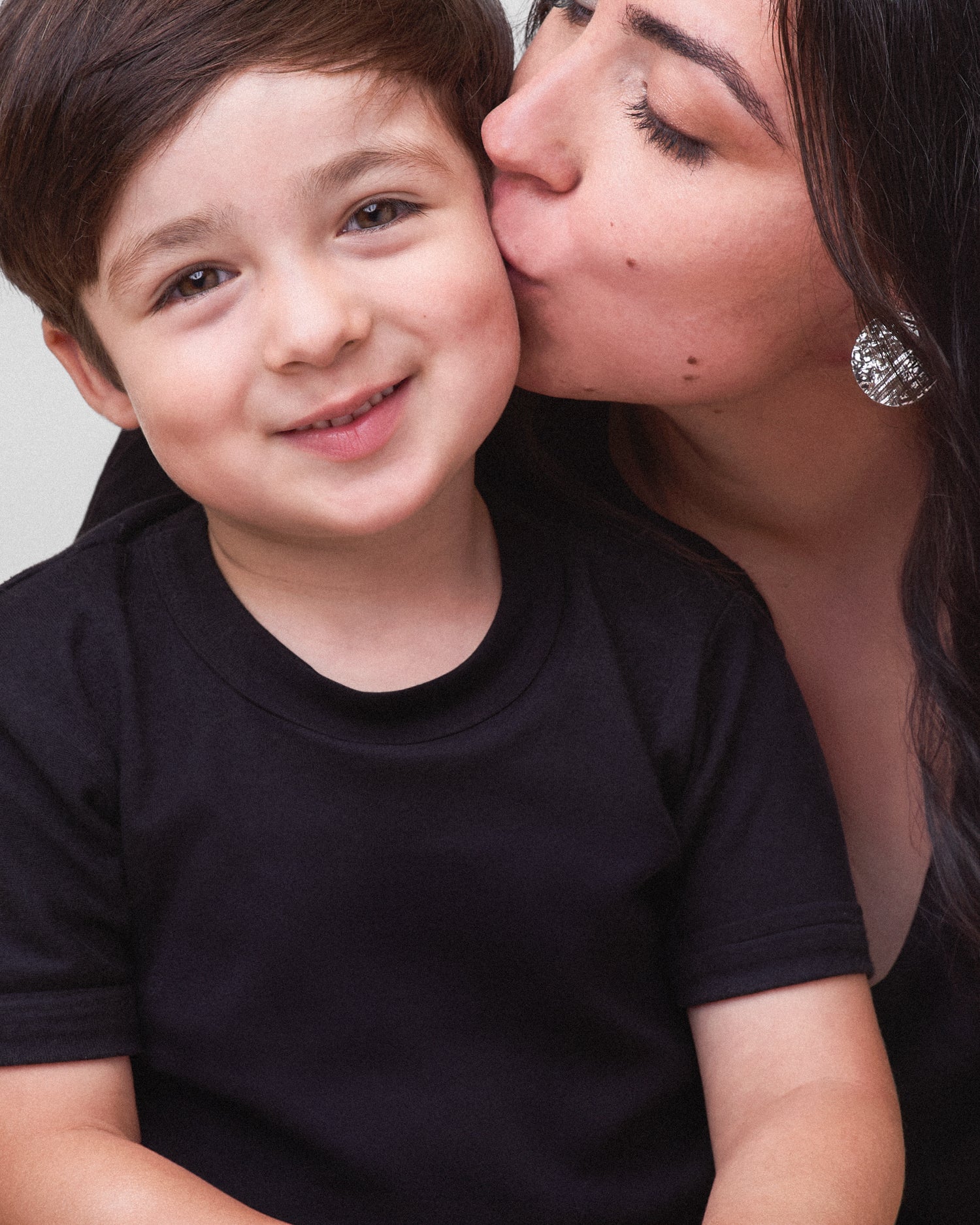 Sesión fotográfica mamá e hija/o, en estudio fotográfico