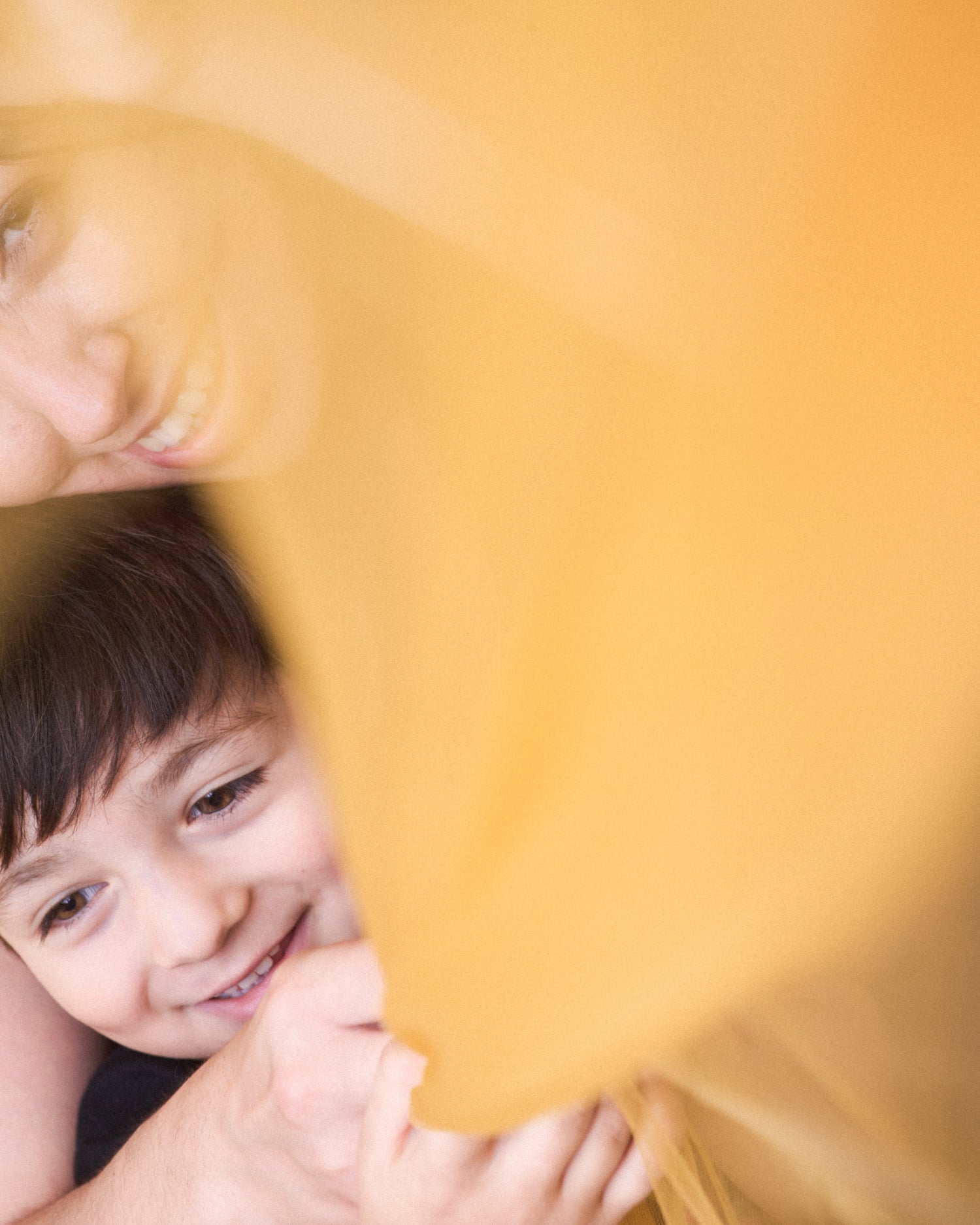 Sesión fotográfica mamá e hija/o, en estudio fotográfico