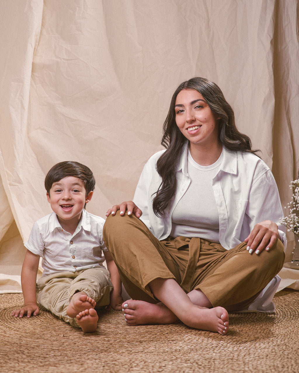Sesión fotográfica mamá e hija/o, en estudio fotográfico