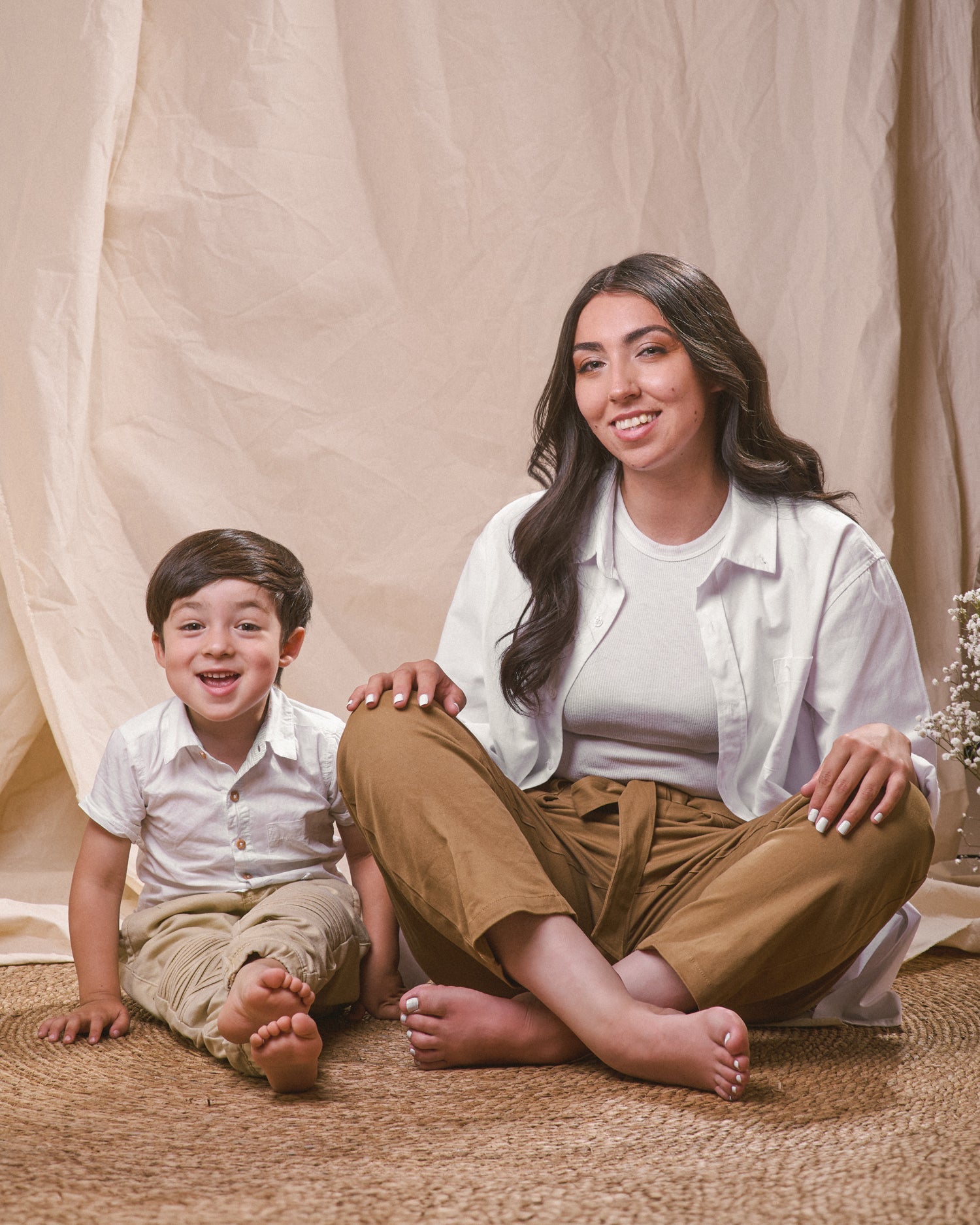 Sesión fotográfica mamá e hija/o, en estudio fotográfico