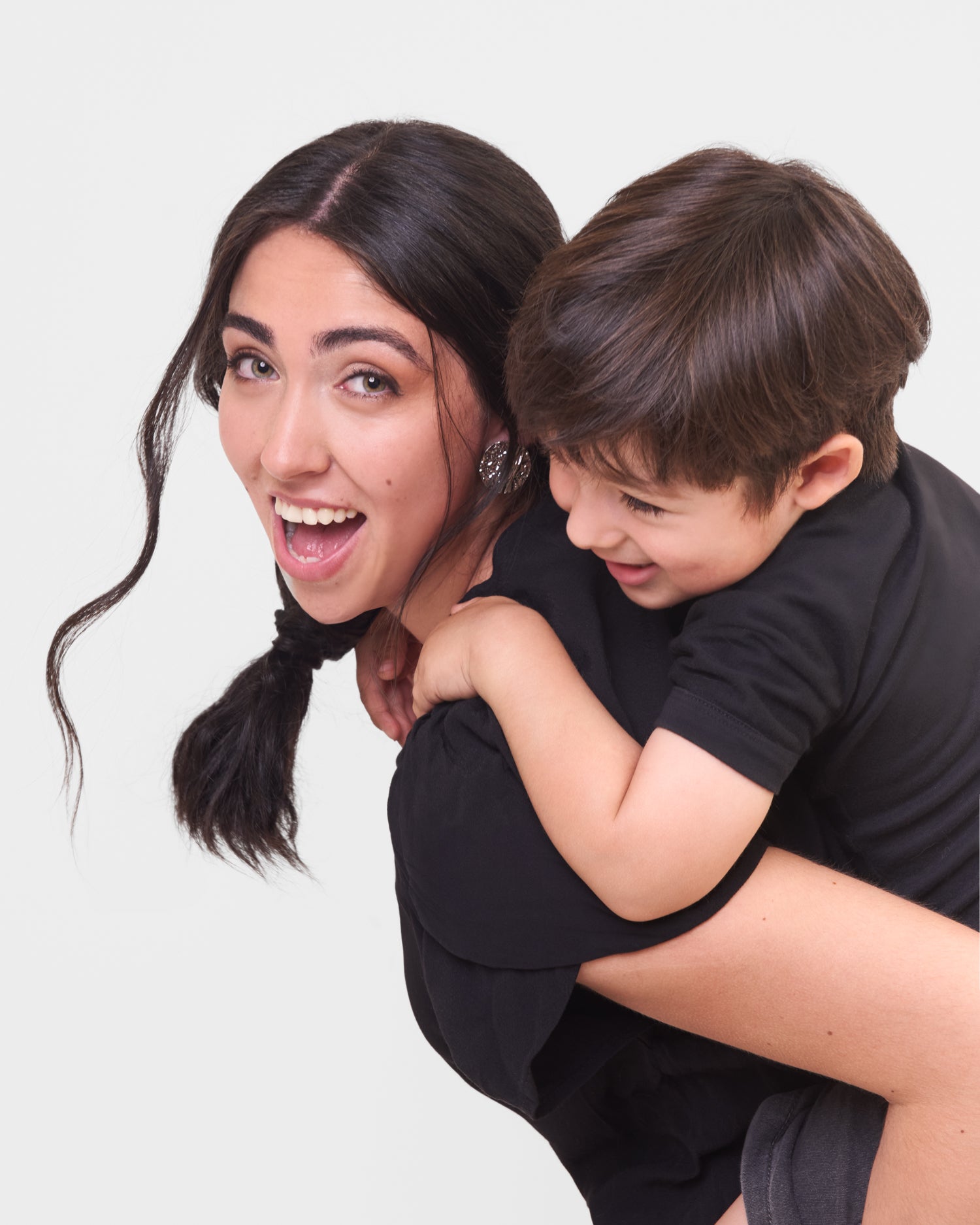 Sesión fotográfica mamá e hija/o, en estudio fotográfico