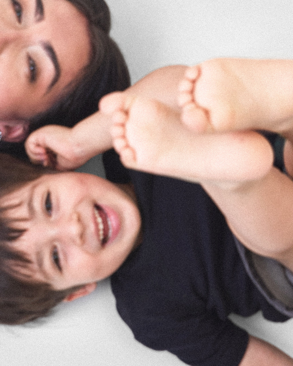 Sesión fotográfica mamá e hija/o, en estudio fotográfico