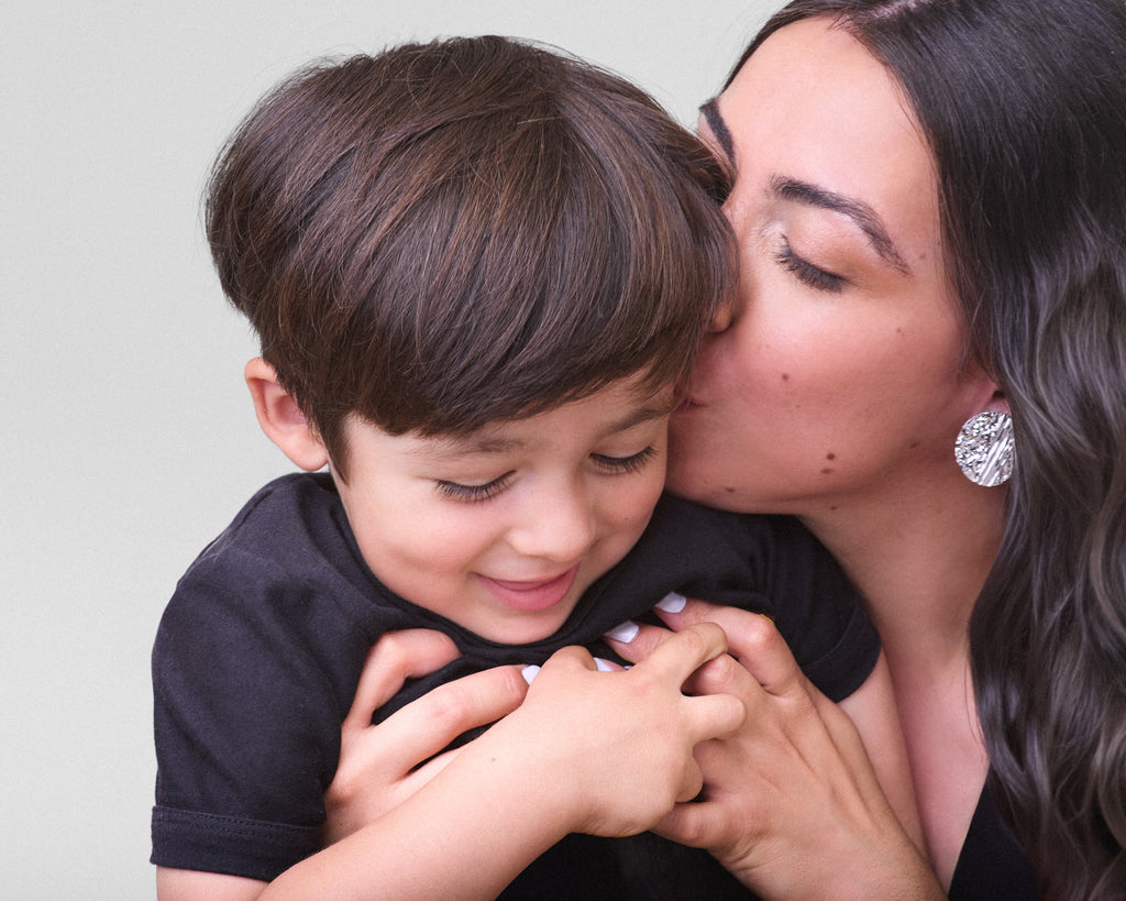 Sesión fotográfica mamá e hija/o, en estudio fotográfico