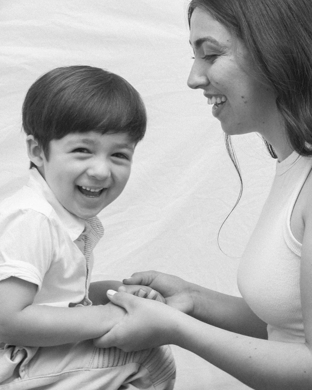 Sesión fotográfica mamá e hija/o, en estudio fotográfico