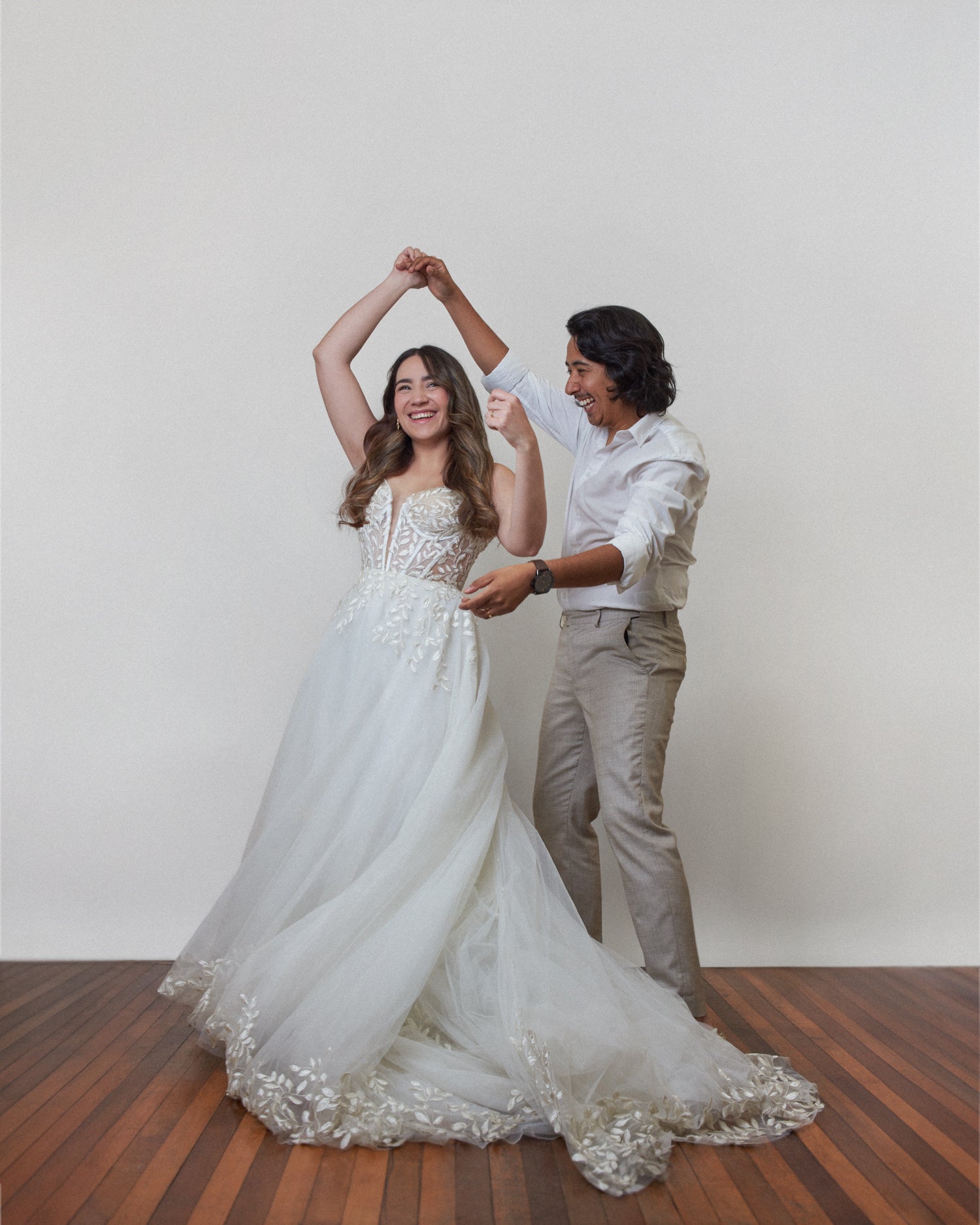 SESIÓN FOTOGRÁFICA POST-BODA / TRASH THE DRESS, EN ESTUDIO